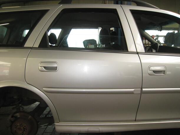 Foto: TÜR HINTEN RECHTS eines Opel Vectra 1.8 Caravan