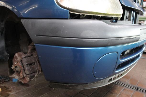 Foto: STOßSTANGE VORN eines Renault Clio 1.2