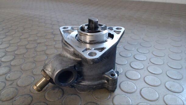 Foto: VAKUUMPUMPE eines Alfa Romeo 147 1.9 JTD