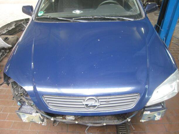 Foto: MOTORHAUBE eines Opel Astra 1.6 Caravan