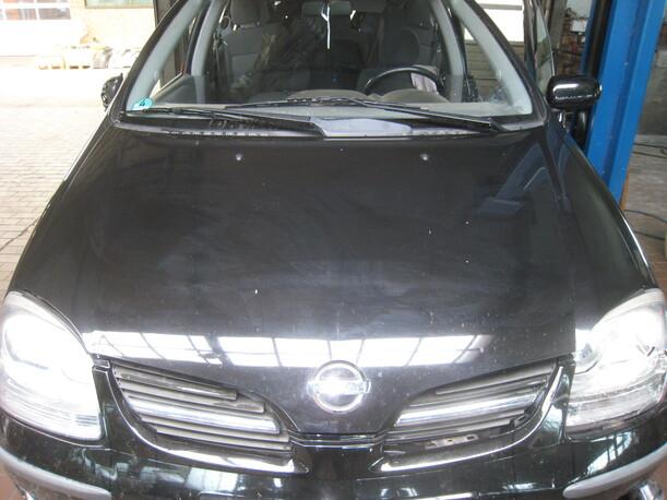 Foto: MOTORHAUBE eines Nissan Almera Tino