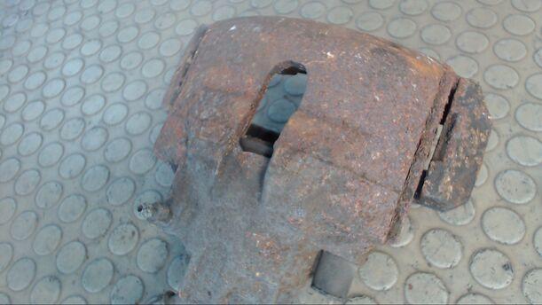 Foto: BREMSSATTEL VORN LINKS eines Ford Mondeo 16V Ghia
