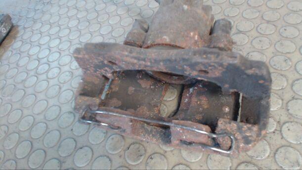 Foto: BREMSSATTEL VORN LINKS eines Ford Mondeo 16V Ghia