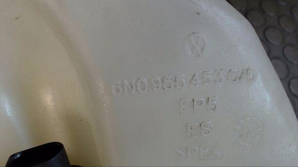 Foto: SCHEIBENWASCHBEHÄLTER eines VW Polo 50 CLX