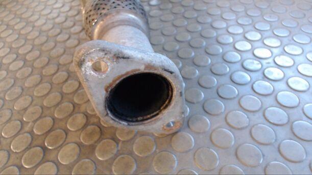 Foto: AUSPUFFROHR VORN eines Ford Mondeo 2.0 DI