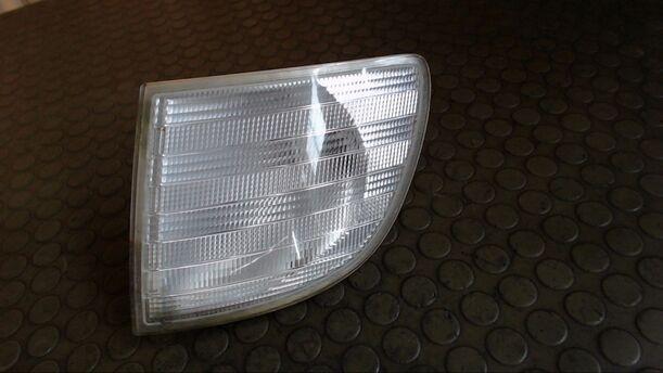 Foto: BLINKER VORN LINKS eines Mercedes-Benz V 280 CLX