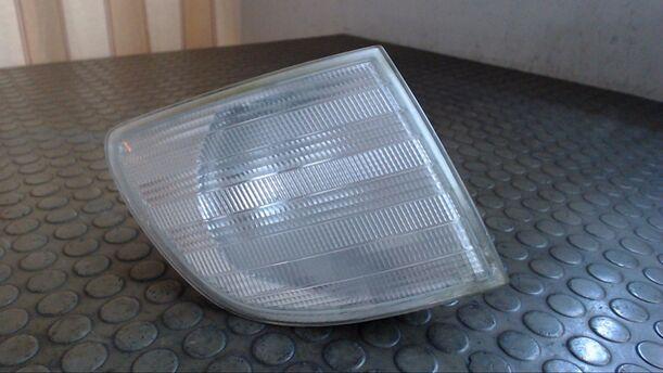 Foto: BLINKER VORN RECHTS eines Mercedes-Benz V 280 CLX