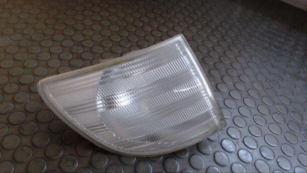 Foto: BLINKER VORN RECHTS eines Mercedes-Benz V 280 CLX