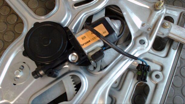 Foto: FENSTERHEBER ELEKTRISCH SEITENTEIL HINTEN RECHTS eines Opel Astra Cabrio 1.6i GS