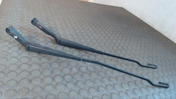 Foto: SCHEIBENWISCHERARME VORN eines VW Golf 1.4 GL