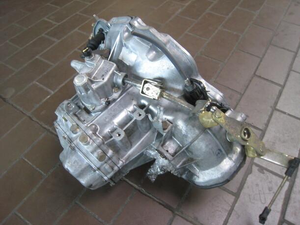 Foto: SCHALTGETRIEBE 5-GANG eines Daewoo Nexia 1.5 GL