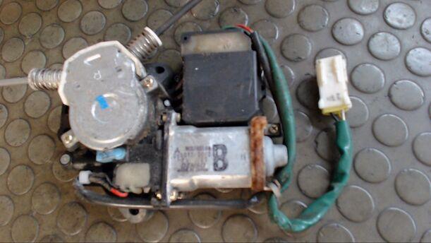 Foto: FENSTERHEBER ELEKTRISCH VORN RECHTS eines Mitsubishi Galant 2500 V6-24