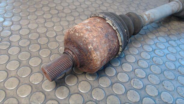 Foto: ANTRIEBSWELLE LINKS eines Renault Laguna 3.0 V6 24V