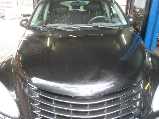 Foto: MOTORHAUBE eines Chrysler PT Cruiser 2.0