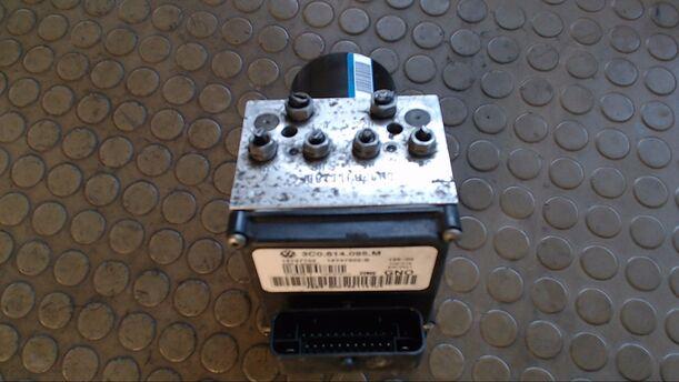 Foto: HAUPTBREMSAGGREGAT ABS eines VW Passat Variant 2.0 TDI