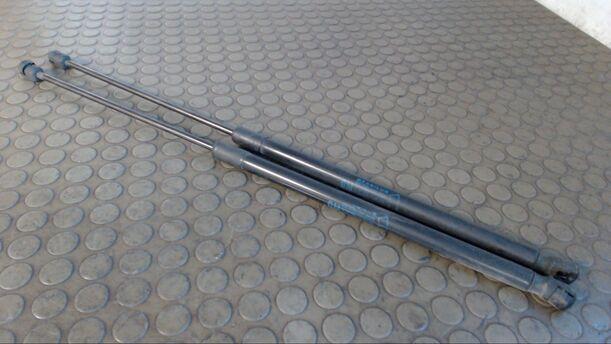 Foto: HECKKLAPPENDÄMPFERPAAR eines Opel Corsa 1.3 CDTI DPF