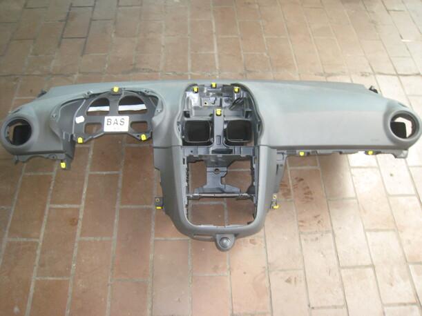 Foto: ARMATURENBRETT eines Opel Corsa 1.3 CDTI DPF