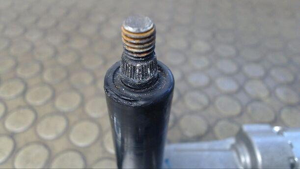 Foto: SCHEIBENWISCHERMOTOR HINTEN eines Volvo V50 1.6D DPF