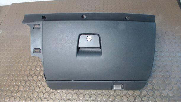 Foto: HANDSCHUHFACH eines Volvo V50 1.6D DPF Sport