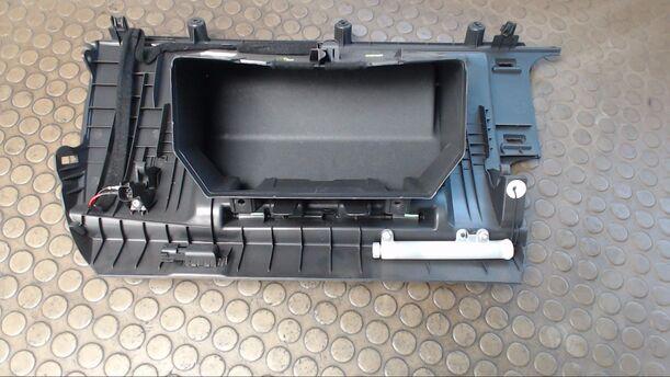 Foto: HANDSCHUHFACH eines Volvo V50 1.6D DPF Sport
