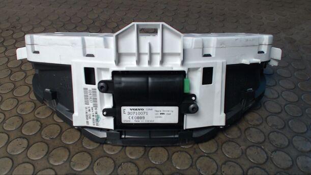 Foto: TACHOEINHEIT eines Volvo V50 1.6D DPF Sport