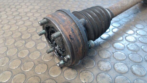 Foto: ANTRIEBSWELLE LINKS (6N2-Automatik) eines VW Polo Style