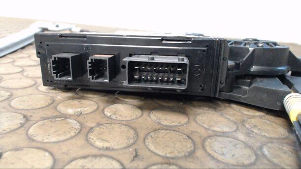 Foto: FENSTERHEBER VORNE LINKS eines Peugeot 307 135