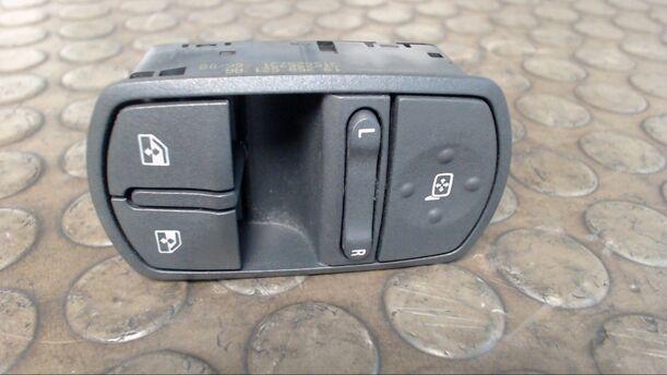 Foto: FENSTERHEBERSCHALTER eines Opel Corsa 1.2 16V
