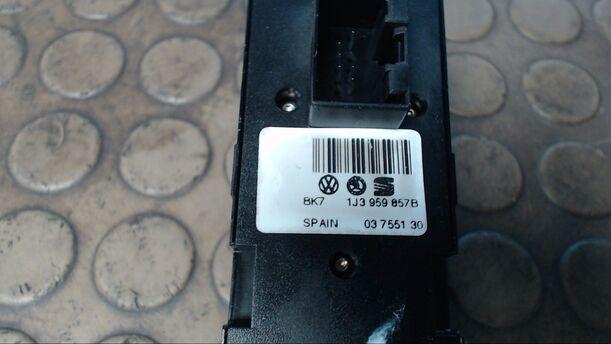 Foto: SCHALTER FENSTERHEBER VORN LINKS eines Seat Leon 1.9 TDI