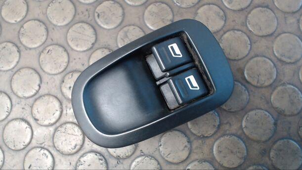 Foto: FENSTERHEBERSCHALTER eines Peugeot 206 90