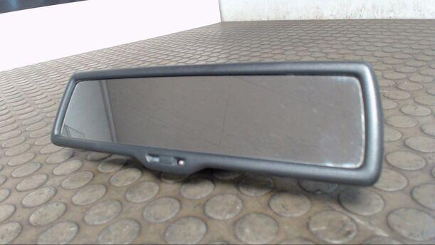Foto: INNENSPIEGEL AUTOMATISCH ABBLENDEND eines VW Golf 1.9 TDI