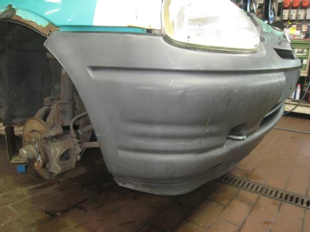 Foto: STOßFÄNGER / STOßSTANGE VORNE eines Opel Corsa CD