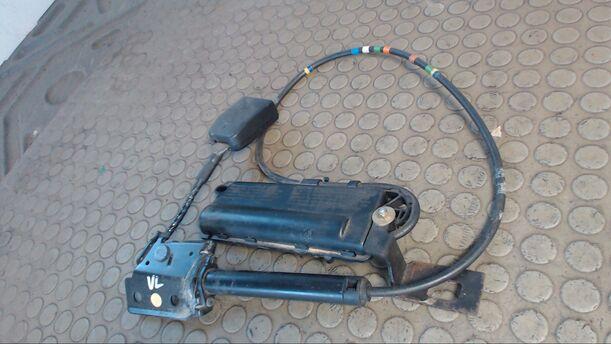 Foto: GURTSTRAFFER VORN LINKS eines Ford Scorpio