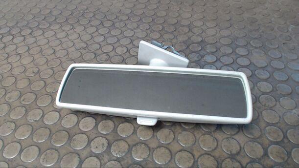 Foto: INNENSPIEGEL eines VW Touran 1.9 TDI