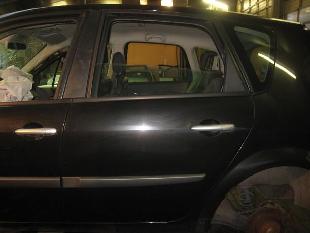 Foto: TÜR HINTEN LINKS eines Renault Scenic 1.6 16V