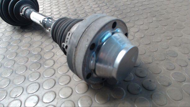 Foto: ANTRIEBSWELLE VORNE LINKS eines VW Touareg 2.5 R5 TDI Automatik