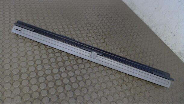 Foto: ROLLO SONNENSCHUTZ HINTEN RECHTS eines VW Caravelle Kurz DPF groove up!
