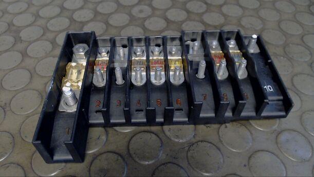 Foto: SICHERUNGSKASTEN BATTERIE / HAUPTSICHERUNGSTRÄGER eines VW Caravelle Kurz DPF groove up!