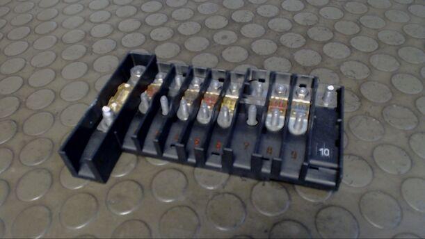 Foto: SICHERUNGSKASTEN BATTERIE / HAUPTSICHERUNGSTRÄGER eines VW Caravelle Kurz DPF groove up!