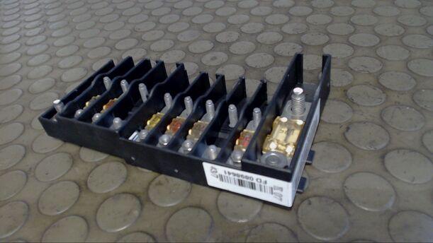 Foto: SICHERUNGSKASTEN BATTERIE / HAUPTSICHERUNGSTRÄGER eines VW Caravelle Kurz DPF groove up!