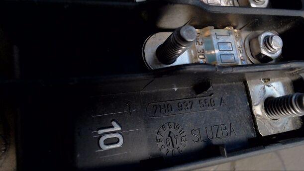Foto: SICHERUNGSKASTEN BATTERIE / HAUPTSICHERUNGSTRÄGER eines VW Caravelle Kurz DPF groove up!