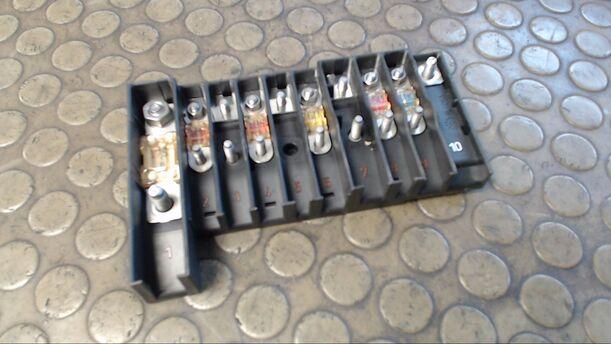 Foto: SICHERUNGSKASTEN MOTORRAUM eines VW Transporter T5 7HH132/WF2/0WQ