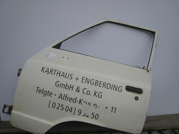 Foto: TÜR VORN  LINKS eines Nissan Vanette Van