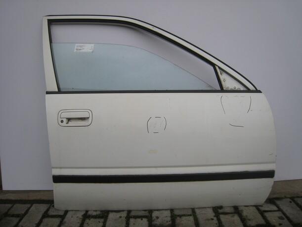 Foto: TÜR VORN RECHTS eines Nissan Primera Traveller 1.6 LX