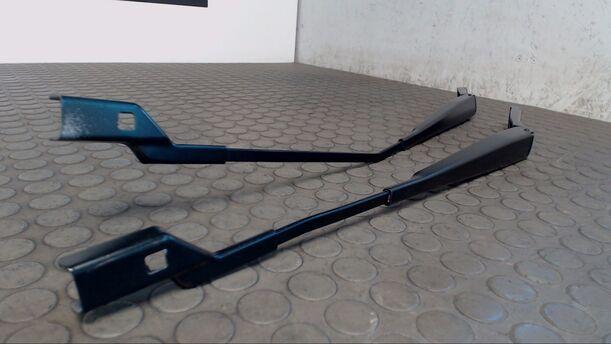 Foto: SCHEIBENWISCHERARME VORN eines VW Golf 2.0 TDI DPF 1.3I