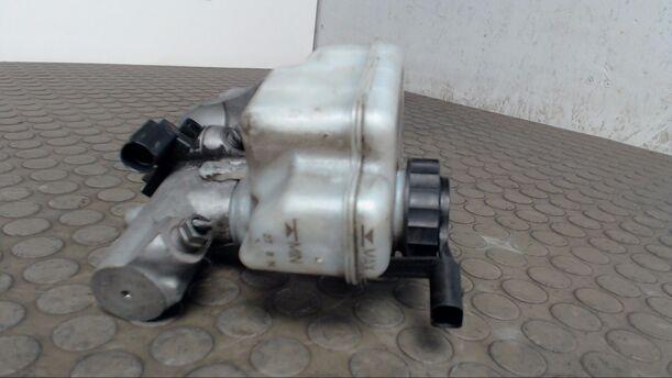 Foto: HAUPTBREMSZYLINDER eines VW Golf 2.0 TDI DPF GT
