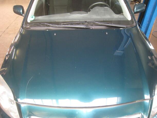 Foto: MOTORHAUBE eines Toyota Avensis 2.0 D-4D