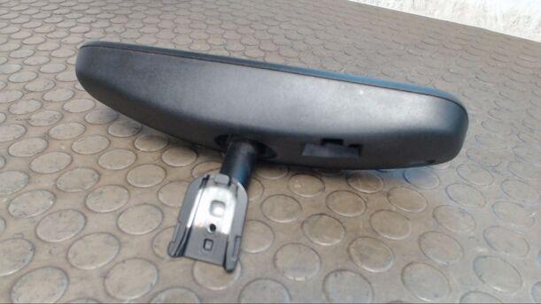 Foto: INNENSPIEGEL eines Toyota Avensis 2.0 D-4D GL