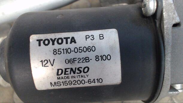 Foto: SCHEIBENWISCHERMOTOR VORN eines Toyota Avensis 2.0 D-4D GL