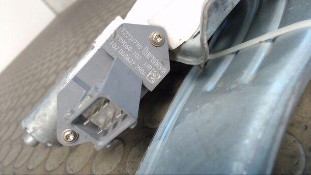 Foto: FENSTERHEBER ELEKTRISCH HINTEN LINKS eines Toyota Avensis 2.0 D-4D CD